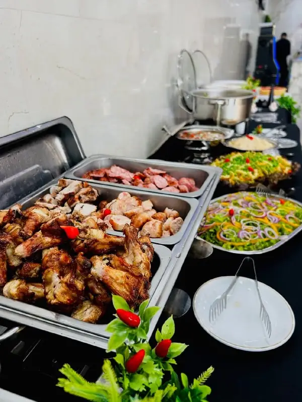 Mesa de buffet tradicional preparada pela Chef Carine Leis para evento no Espaço Big House