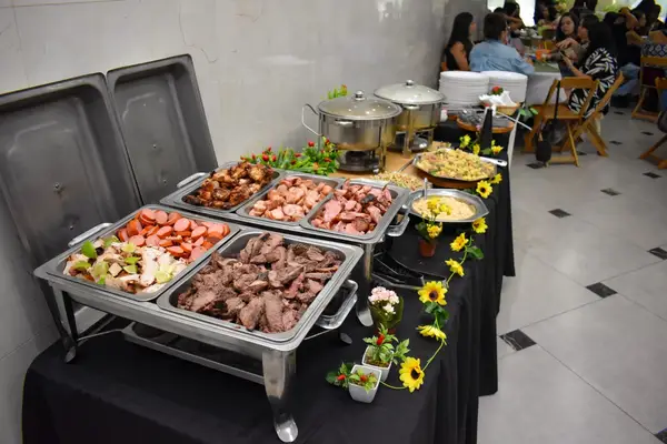 Prato de salgados finos e assados servidos pelo Buffet Chef Carine Leis