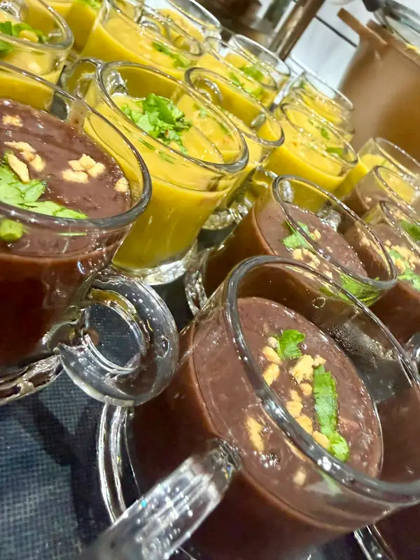 Buffet infantil com opções temáticas e estações divertidas para crianças