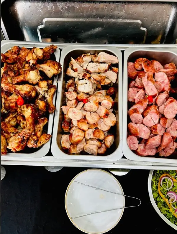 Buffet de arraiá com comidas típicas juninas para festa temática no salão Big House