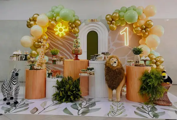 Festa infantil com tema Safari no Espaço Big House, decoração colorida e área de piscina