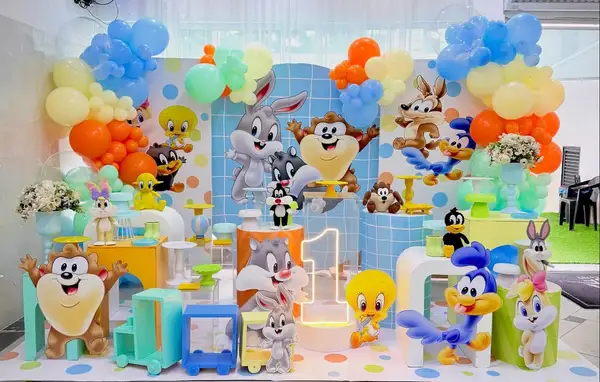 Festa infantil com tema Looney Tunes no Espaço Big House na Penha